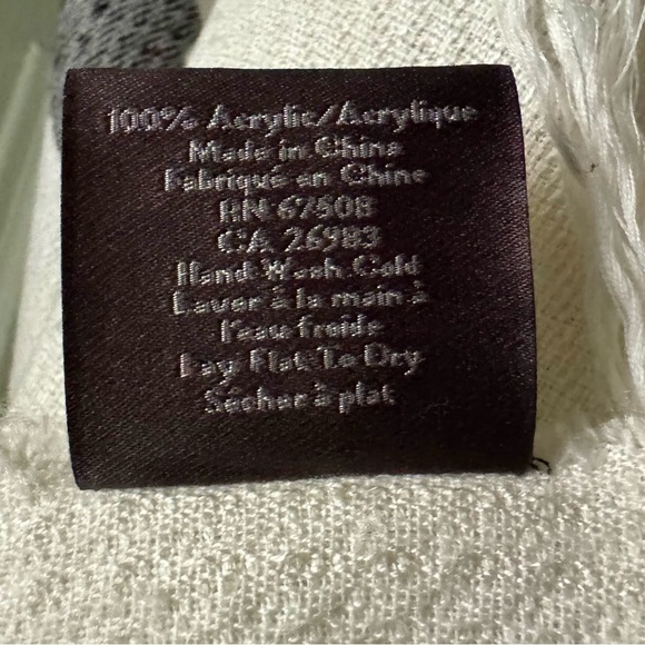 Vince Camuto- scarf wrap - Picture 5 of 6